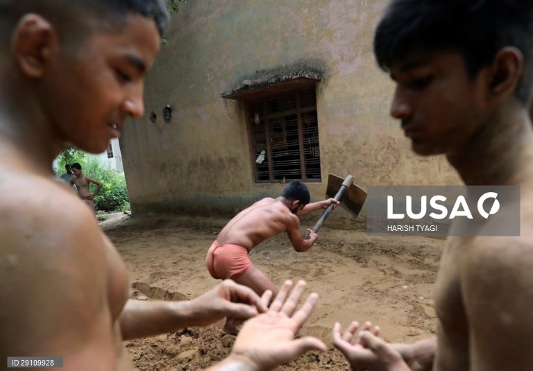 Escola de Akhara (luta livre) em Sarfabad, Índia