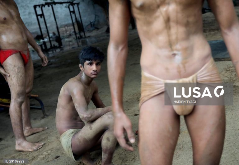Escola de Akhara (luta livre) em Sarfabad, Índia