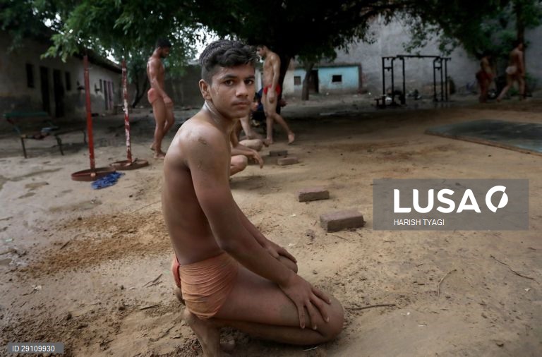 Escola de Akhara (luta livre) em Sarfabad, Índia