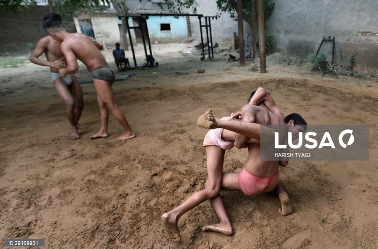 Escola de Akhara (luta livre) em Sarfabad, Índia