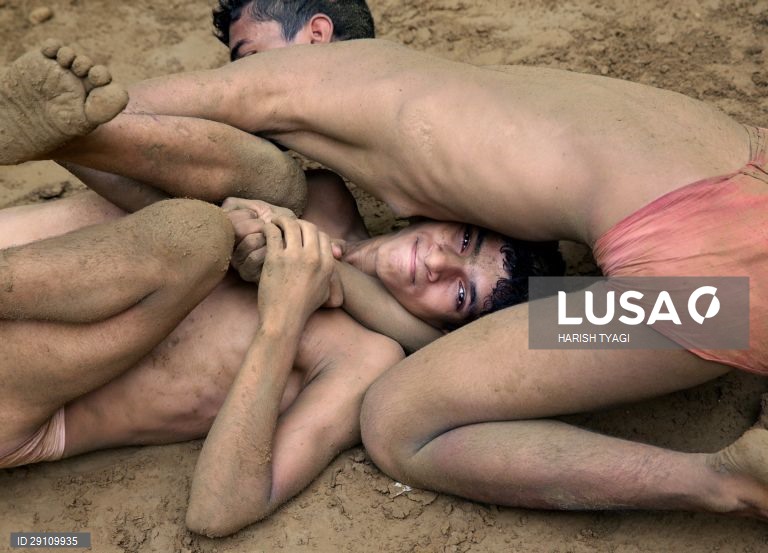 Escola de Akhara (luta livre) em Sarfabad, Índia