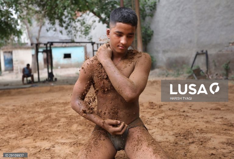 Escola de Akhara (luta livre) em Sarfabad, Índia