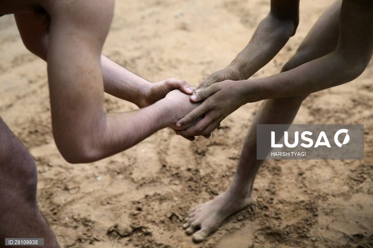 Escola de Akhara (luta livre) em Sarfabad, Índia