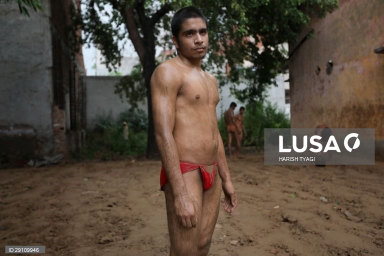 Escola de Akhara (luta livre) em Sarfabad, Índia