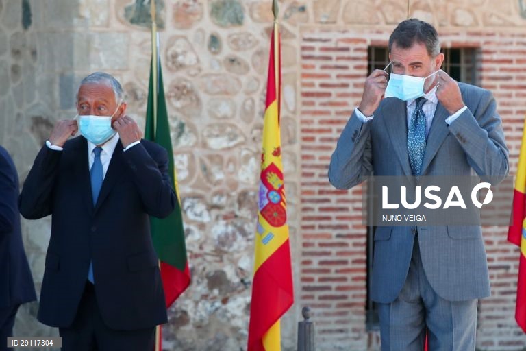 O Presidente da República de Portugal, Marcelo Rebelo de Sousa (E), e o rei de Espanha, Felipe VI (D), retiram as máscaras de proteção respiratória contra a covid-19, durante a cerimónia no Museu Arqueológico de la Alcazaba de Badajoz, para assinalar a reabertura das fronteiras entre os dois países, em Badajoz, Espanha, 01 de julho de 2020. A fronteira tem estado fechada  há três meses e meio devido à pandemia de covid-19, com pontos de passagem exclusivamente destinados ao transporte de...
