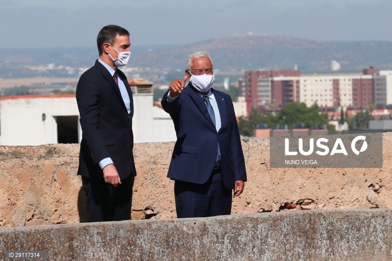 O primeiro-ministro português, António Costa (D), ladeado pelo chefe do Governo espanhol, Pedro Sánchez (E), durante a cerimónia no Museu Arqueológico de la Alcazaba de Badajoz, para assinalar a reabertura das fronteiras entre os dois países, em Badajoz, Espanha, 01 de julho de 2020. A fronteira tem estado fechada há três meses e meio devido à pandemia de covid-19, com pontos de passagem exclusivamente destinados ao transporte de mercadorias e a trabalhadores transfronteiriços. NUNO VEIGA/LUSA