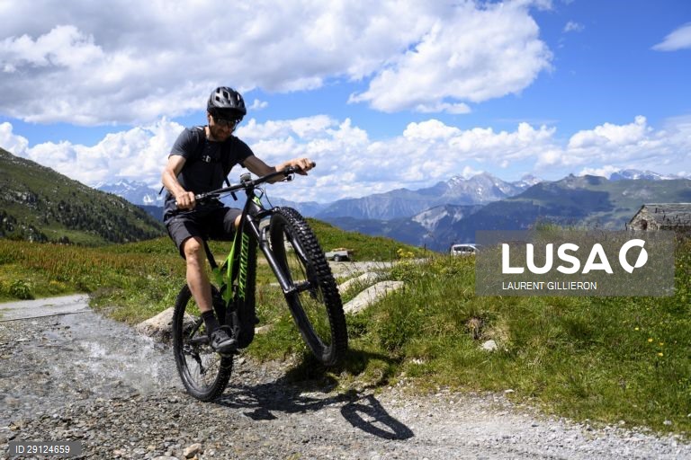 Passeio de bicicletas elétricas em Verbier, Suíça