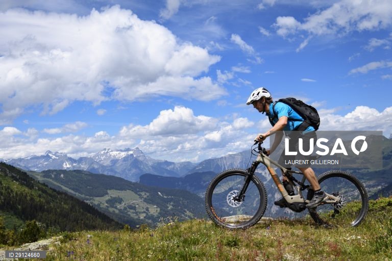 Passeio de bicicletas elétricas em Verbier, Suíça