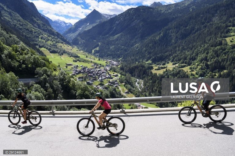 Passeio de bicicletas elétricas em Verbier, Suíça