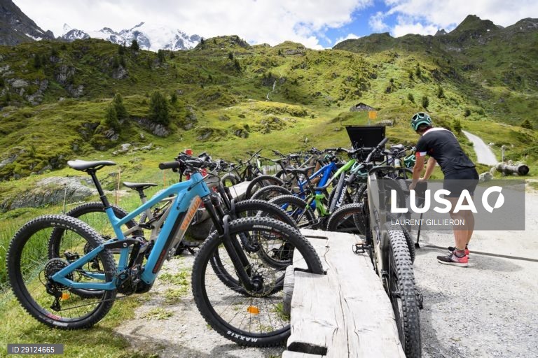 Passeio de bicicletas elétricas em Verbier, Suíça