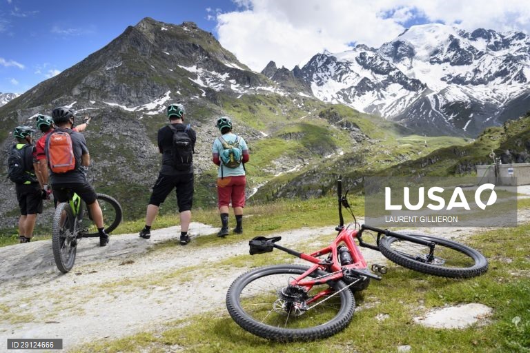 Passeio de bicicletas elétricas em Verbier, Suíça