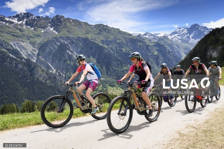Passeio de bicicletas elétricas em Verbier, Suíça