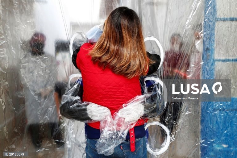 Cortina permite às famílias abraçar novamente os idosos num lar de São Paulo