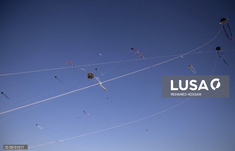 Papagaios de papel no Cairo