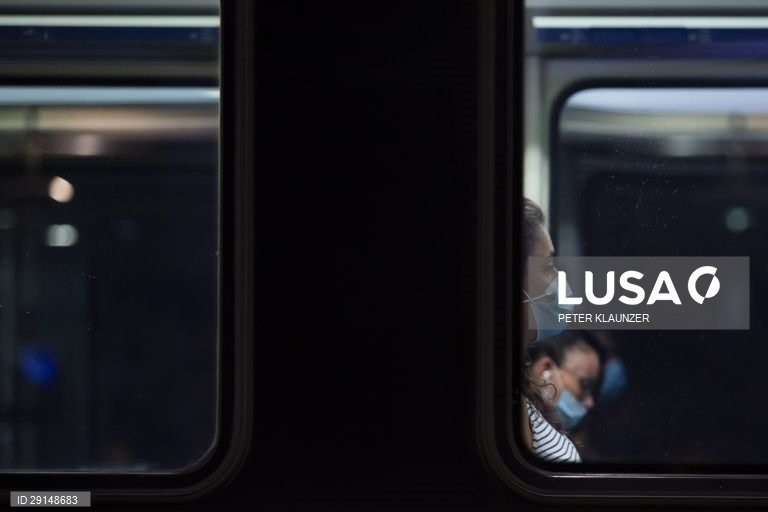 Suíça implementa o uso obrigatório de máscara de proteção contra a covid-19 nos transportes públicos
