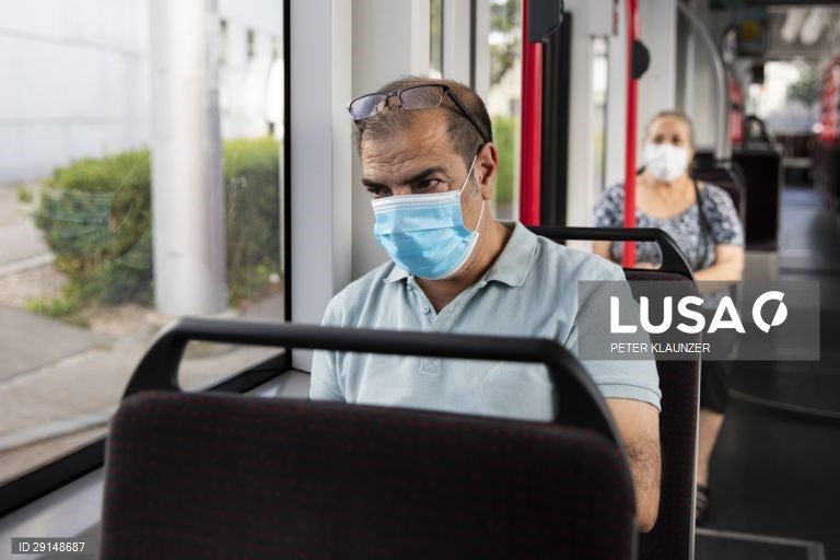 Suíça implementa o uso obrigatório de máscara de proteção contra a covid-19 nos transportes públicos