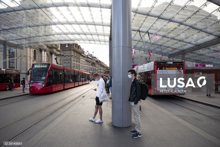 Suíça implementa o uso obrigatório de máscara de proteção contra a covid-19 nos transportes públicos