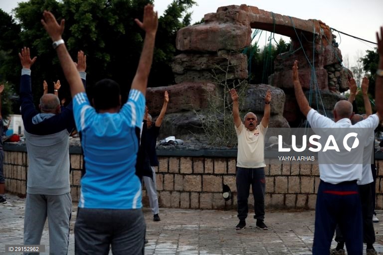 Iemenitas realizam exercícios suecos num parque público