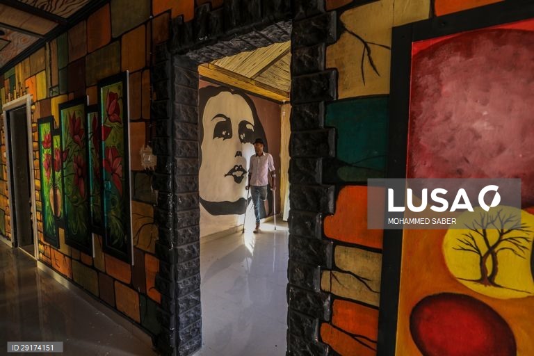 Palestina: artista amputado utiliza casa abandonada em Gaza como estúdio