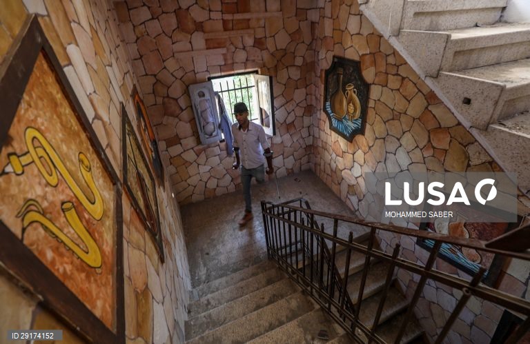 Palestina: artista amputado utiliza casa abandonada em Gaza como estúdio