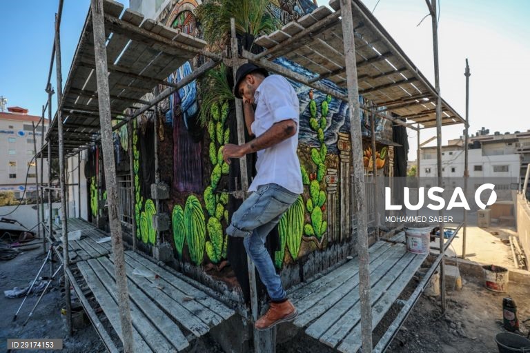 Palestina: artista amputado utiliza casa abandonada em Gaza como estúdio