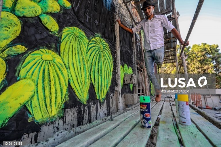 Palestina: artista amputado utiliza casa abandonada em Gaza como estúdio