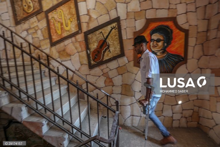 Palestina: artista amputado utiliza casa abandonada em Gaza como estúdio