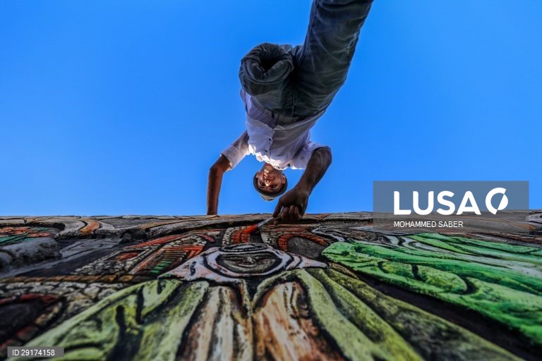 Palestina: artista amputado utiliza casa abandonada em Gaza como estúdio