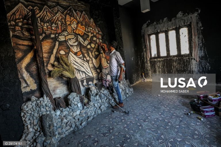 Palestina: artista amputado utiliza casa abandonada em Gaza como estúdio