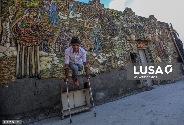 Palestina: artista amputado utiliza casa abandonada em Gaza como estúdio