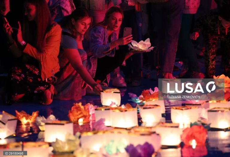 Festival das lanternas de água em Minsk, na Bielorrússia.