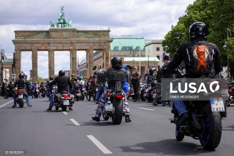 Motociclistas protestam contra a nova lei para reduzir a poluição sonora, nas ruas de Berlin,  na Alemanha.