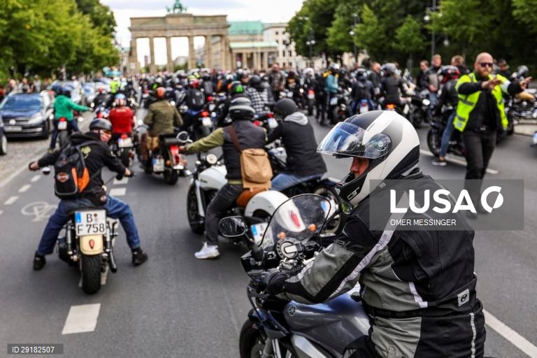 Motociclistas protestam contra a nova lei para reduzir a poluição sonora, nas ruas de Berlin,  na Alemanha.