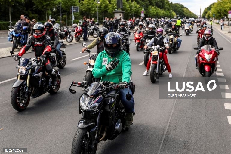 Motociclistas protestam contra a nova lei para reduzir a poluição sonora, nas ruas de Berlin,  na Alemanha.