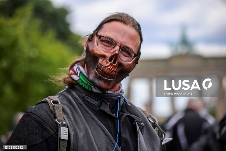 Motociclistas protestam contra a nova lei para reduzir a poluição sonora, nas ruas de Berlin,  na Alemanha.