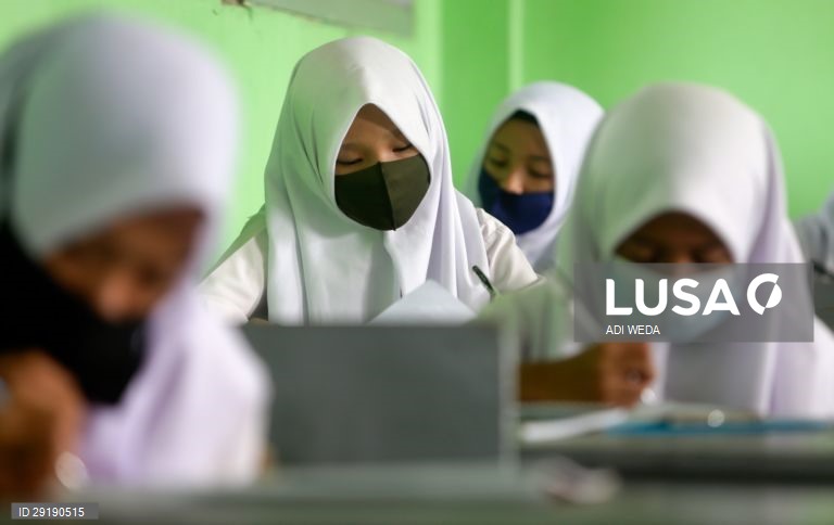 Aberturas de aulas na Indonésia.