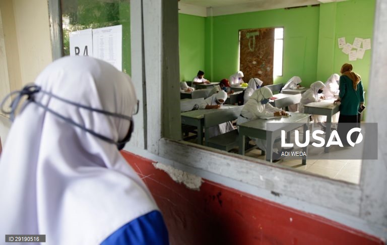 Aberturas de aulas na Indonésia.