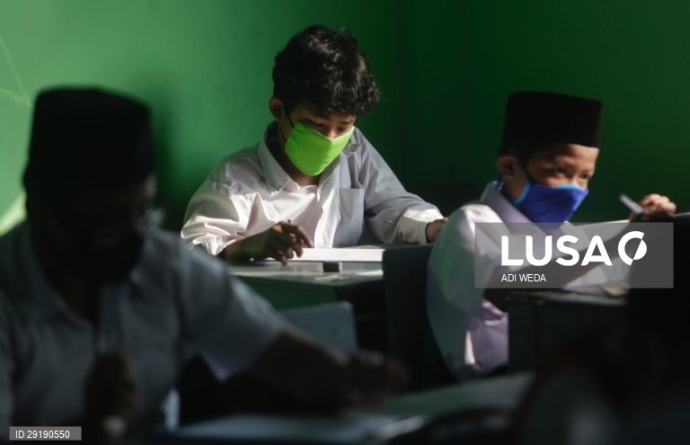 Aberturas de aulas na Indonésia.