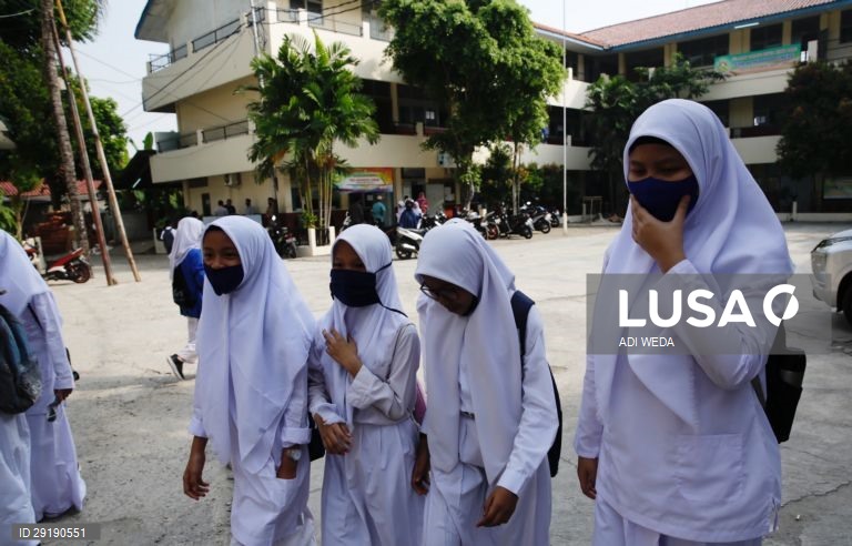 Aberturas de aulas na Indonésia.