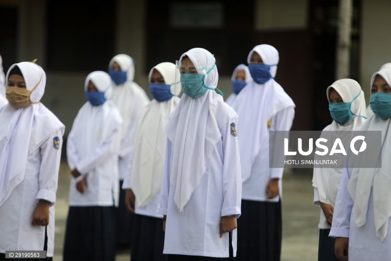 Aberturas de aulas na Indonésia.