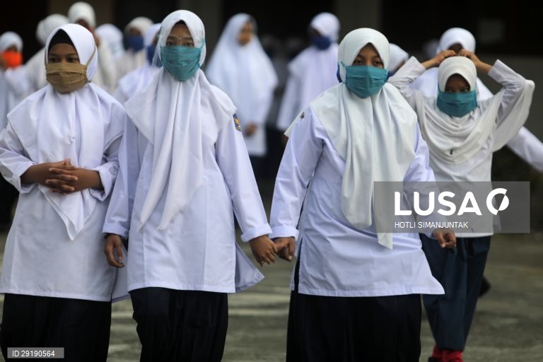 Aberturas de aulas na Indonésia.