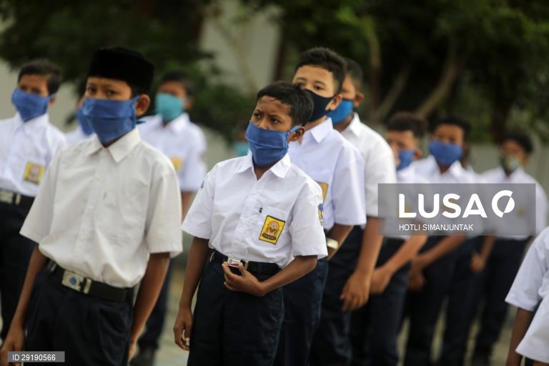 Aberturas de aulas na Indonésia.
