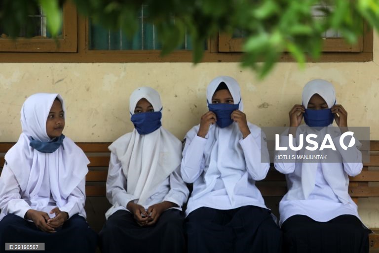 Aberturas de aulas na Indonésia.