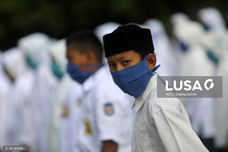 Aberturas de aulas na Indonésia.