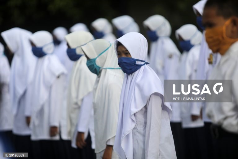 Aberturas de aulas na Indonésia.