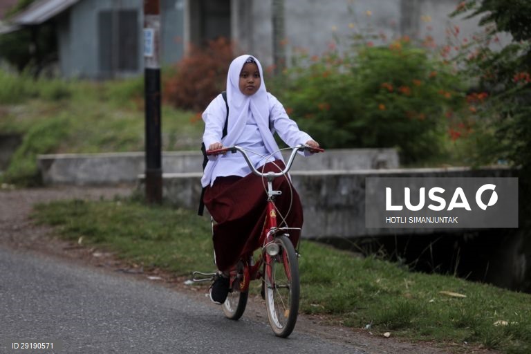 Aberturas de aulas na Indonésia.