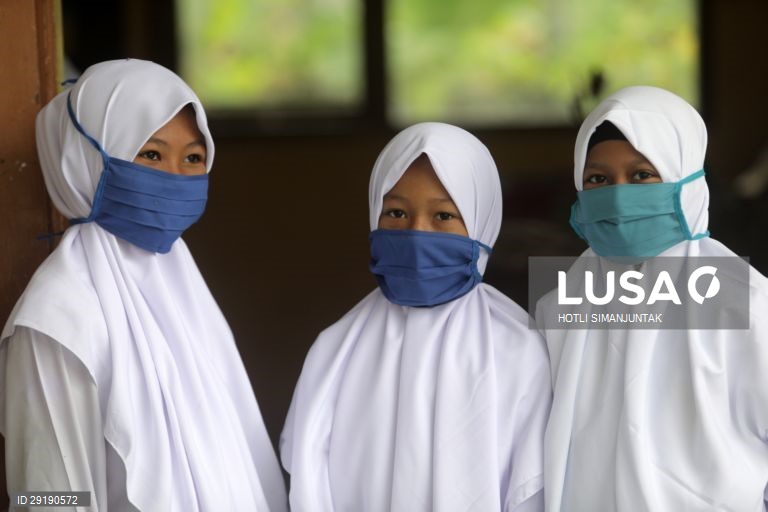 Aberturas de aulas na Indonésia.