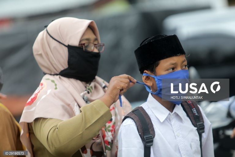 Aberturas de aulas na Indonésia.