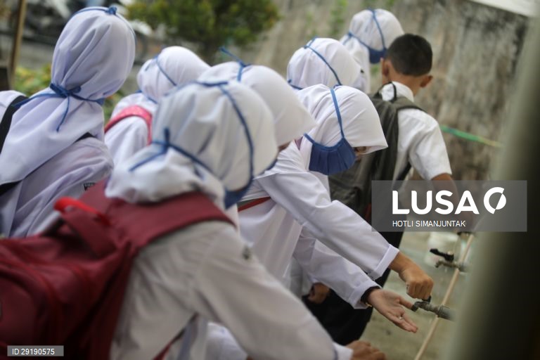 Aberturas de aulas na Indonésia.