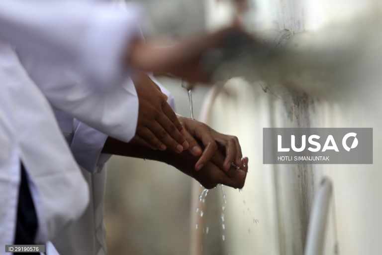 Aberturas de aulas na Indonésia.